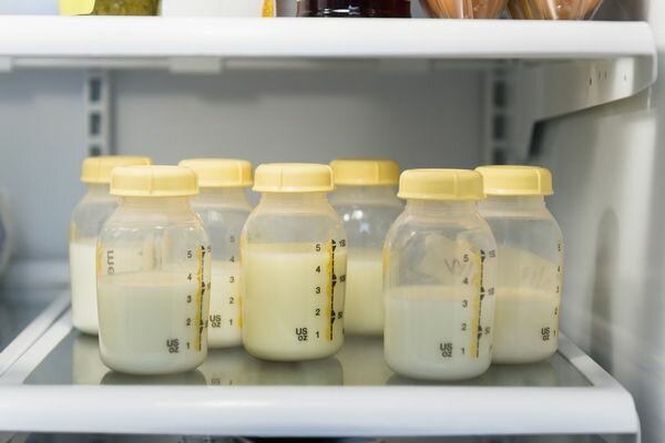 Het is het beste om de melk in een glazen bak te gieten en in een pan te verwarmen (foto: verywellfamily.com)