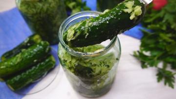Komkommers in pekel zonder azijn en steriliseer de winter.