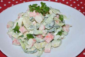 Awesome smakelijke salade met krab sticks en avocado! U vindt het koken voor alle vakanties!