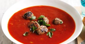 Meatball soep, bonen en tomatensap