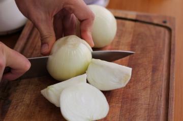 Hoe kan uien te snijden en niet huilen? 11 handige tips