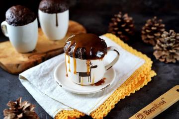 Chocolade cupcake in een mok in de magnetron