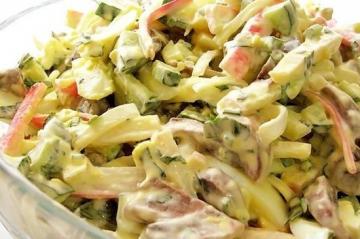 Salade "Alenka" met krab sticks en champignons. Ongelooflijk heerlijk!