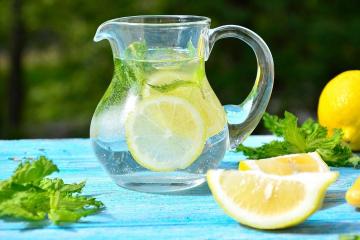 Waarom drink water met citroen op een lege maag?