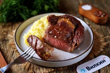 Rib eye steak in een pan