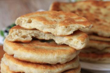 In plaats van het brood: snelrecept cakes met kefir gedurende 30 minuten