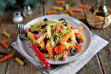 Salade met pasta, salami en groenten
