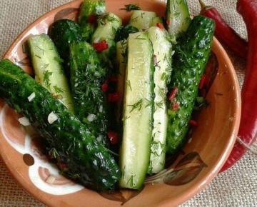 Gezouten komkommers in Georgisch met knoflook en kruiden. favoriete recept