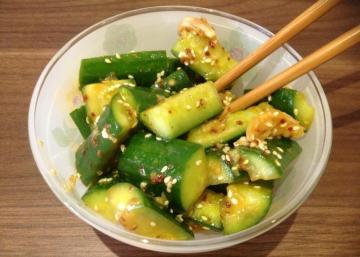 Pittige snack: komkommers, knoflook en peper in Korean