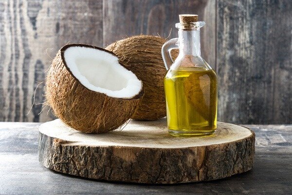 Bij het gebruik van kokosolie bij het koken, is het belangrijkste dat je je er niet te veel door laat meeslepen (Foto: recepta.pl)
