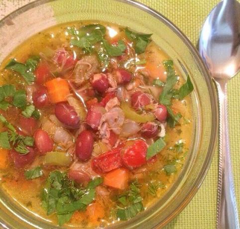 Deze soep wordt het kenmerk van Bulgarije, en de smaak en de voordelen ervan is niet inferieur aan onze borsjt.