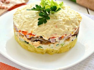 Vechinoy salade met kaas en champignons: zo heerlijk dat het onmogelijk is om weg te breken is!