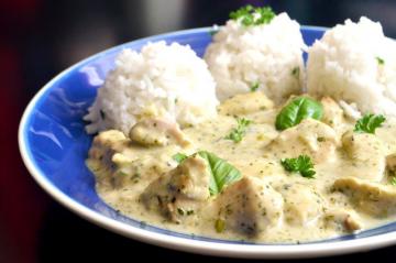 Kipfilet in een milde saus van room en kruiden