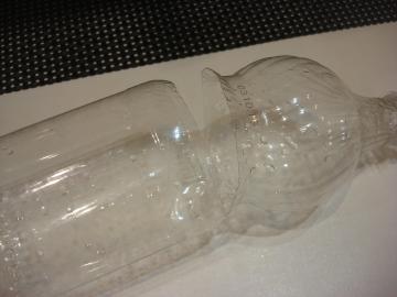 Minute "uitvinding" enige plastic fles, waarbij de vingers worden geknipt met een mes shredder bespaart.