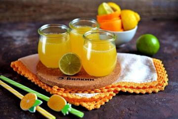 Huisgemaakte sinaasappel-, limoen- en citroenlimonade