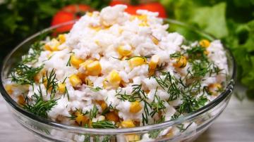 Salade van gekookte vis met rijst en maïs