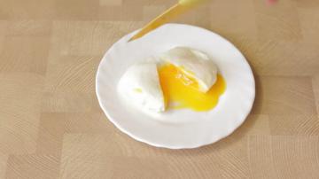 De ideale ontbijt voor 5 minuten. Hoe u snel en gemakkelijk koken een gepocheerd ei