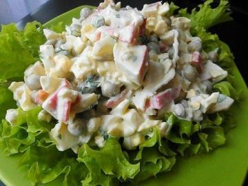 Koken verse salade met krab sticks. Zal overtreffen alle verwachtingen!