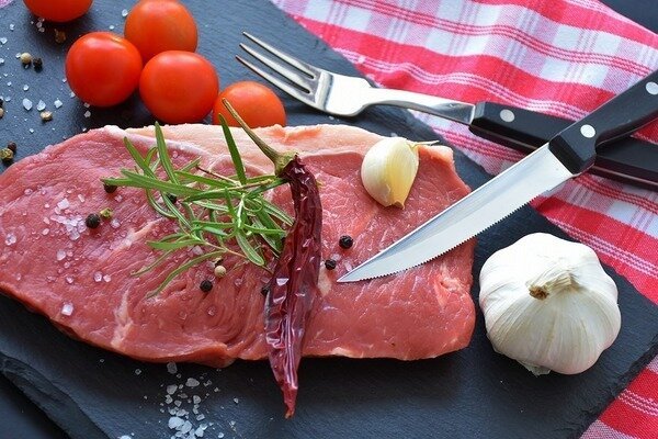 Koop stukken gekookt vlees in plaats van steaks. (Foto: Pixabay.com)