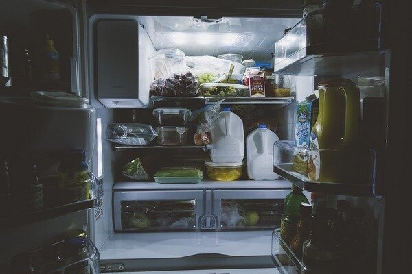 Als de koelkast erg verstopt is, is er een grotere kans om bepaalde voedingsmiddelen over het hoofd te zien. (Foto: Pixabay.com)