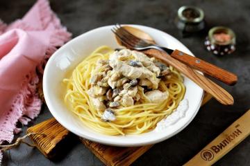 Pasta met kip en champignons in een romige saus