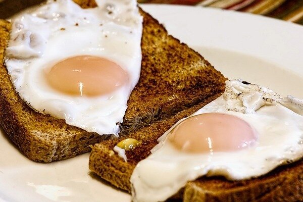 Het is niet aan te raden om eieren op te warmen, omdat dit het gerecht gevaarlijk maakt (Foto: Pixabay.com)