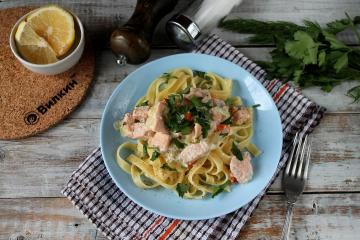 Zalmpasta in een romige saus volgens dit recept is perfect voor een licht diner