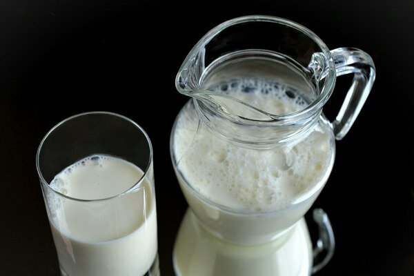 De melk moet worden opgewarmd in een pan of Turks, en zorg ervoor dat deze niet te allen tijde ontsnapt (Foto: petazwei.de)