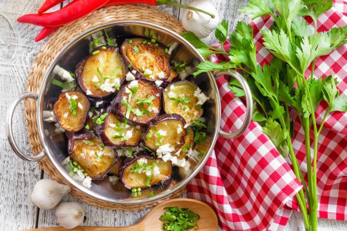 Eenvoudige en heerlijke voorbereidingen voor de winter van aubergine - bereidt zich voor om snel en zeer goed onderhouden. Smakelijk plakjes gebakken aubergine is goed geschikt voor alle vlees, gevogelte en groenten erbij. 