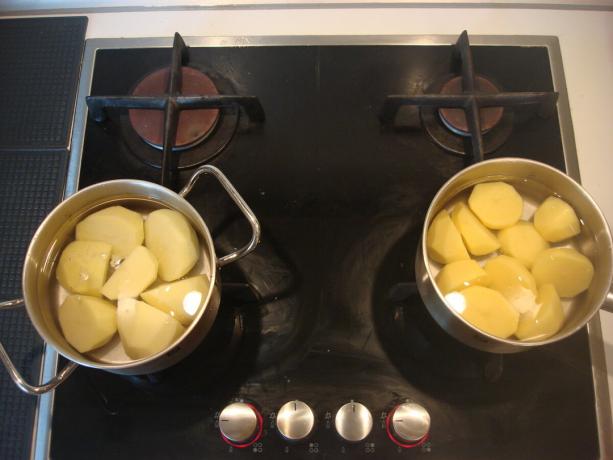 Foto gemaakt door de auteur (de aardappelen op het fornuis, aan de rechterkant van de "Pyaterochka", aan de linkerkant van de "Magnit")