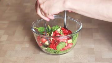 Ongebruikelijke zomer salade met avocado en aardbeien