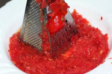 Hartige peper in een pittige tomatensaus
