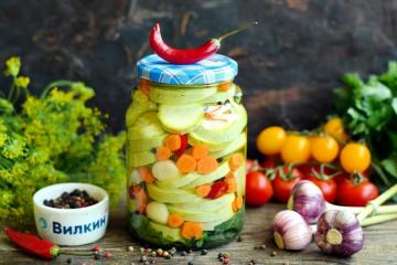 Zucchini in het zuur voor de winter "Lik je vingers"