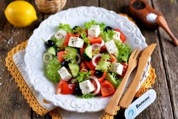 Griekse salade met fetakaas en olijven