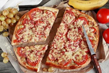 Zoete pizza met fruit