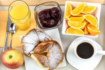 7 voedingsmiddelen die je 's ochtends niet zou moeten eten, maar je blijft het doen