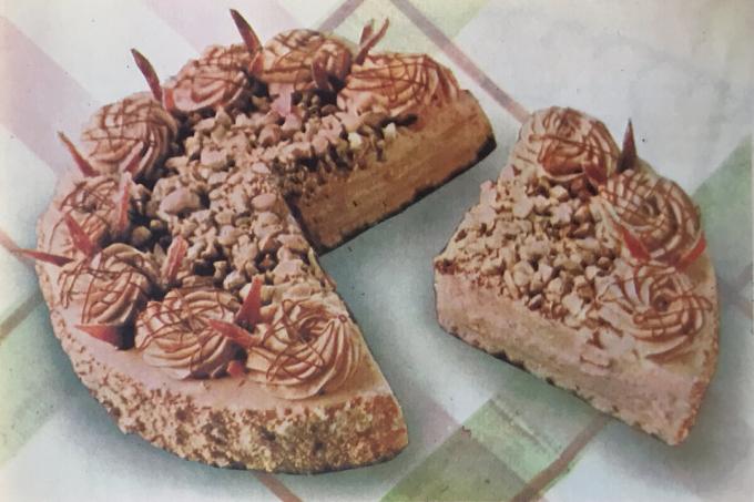 "Olympic" cake. Foto uit het boek "De productie van broodjes en gebak," 1976