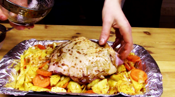 Vlees gebakken met aardappelen in de oven. Ik kook voor het avondeten of de lunch