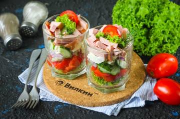 Salade met gekookte worst, verse komkommer en tomaten