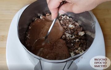 Snel en eenvoudig te chocoladetaart die is bereid zonder oven bereiden