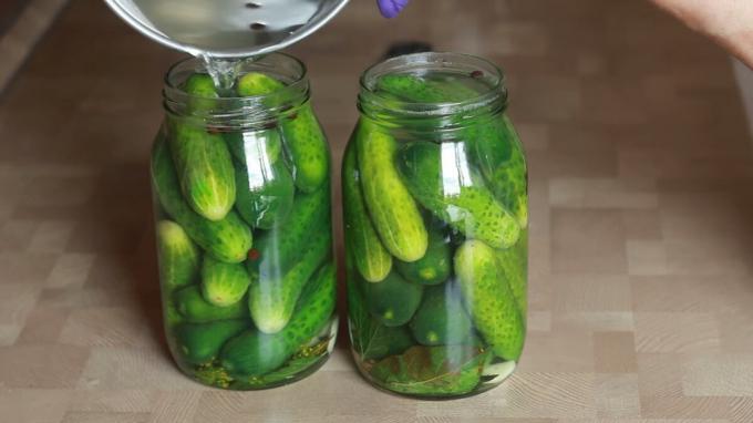 Giet de hete marinade komkommers