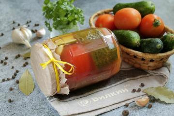 Diverse komkommers en tomaten voor de winter