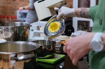 Waarom is het belangrijk om ingrediënten te wegen op de schaal in plaats van de maatregel cups. zegt banketbakker