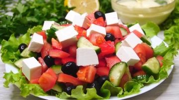 Griekse salade met een speciale saus!