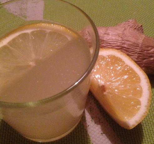 Drink van gember en citroen kan helpen bij het verliezen van gewicht. Maak deze drank is niet moeilijk, en je zal het effect zeer snel het gevoel. Drink niet hard. Verhoudingen schrijven berekend ter verkrijging - 1 liter gerede drank.