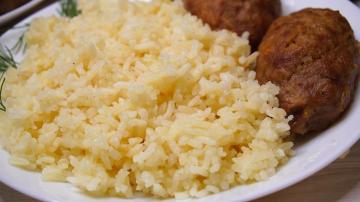 Rice garneren, recept dus zelfs de goedkoopste rijst bochten kruimelig